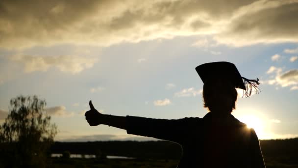 Femme étudiante au coucher du soleil montrer pouce au ralenti . — Video