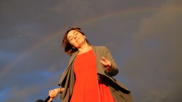 Frau tanzt mit Regenbogen um den Hals in Zeitlupe. — Stockvideo