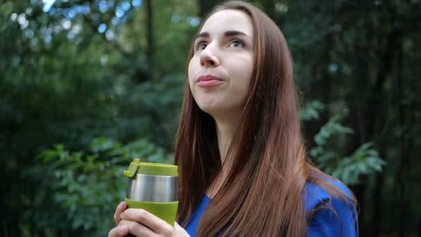 Menina com caneca quente nas mãos sonhando na floresta - câmera lenta . — Vídeo de Stock