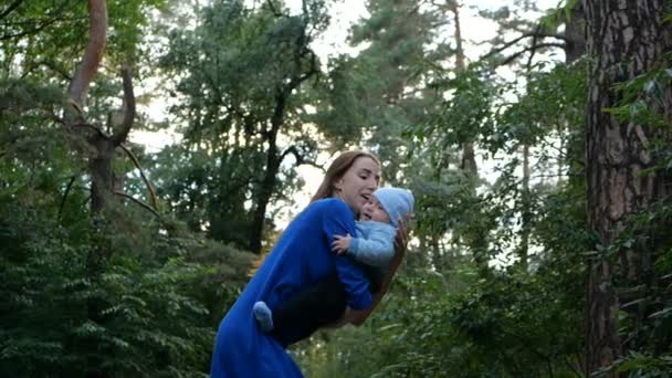 Feliz moter y niño en el bosque . — Vídeos de Stock