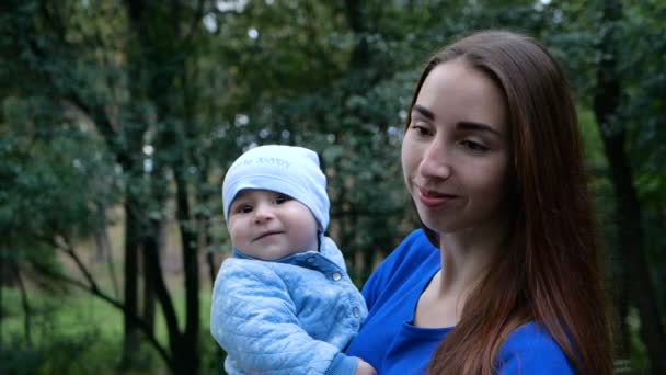 Lycklig familj på den vandrande i skogen. Mamma med hennes pojke i slow motion. — Stockvideo