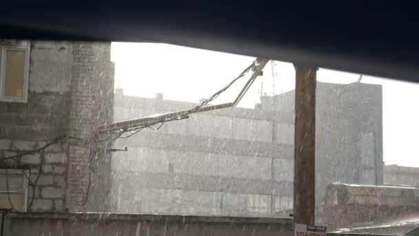 Vista de un edificio de oficinas bajo la lluvia en cámara lenta — Vídeos de Stock