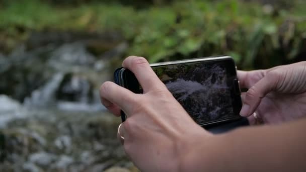 Telepon membuat video dari sungai yang indah dalam gerakan lambat . — Stok Video