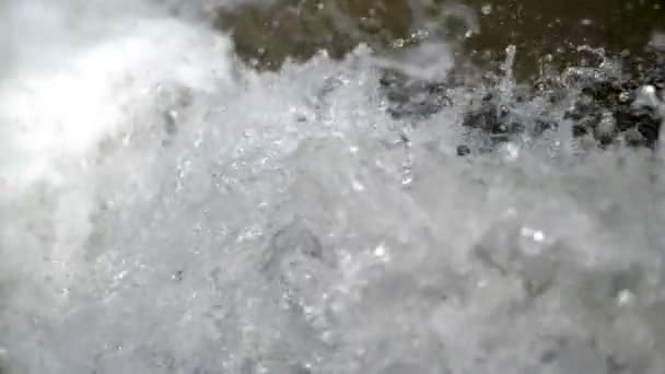 Increíbles gotas de agua en motino lento . — Vídeo de stock