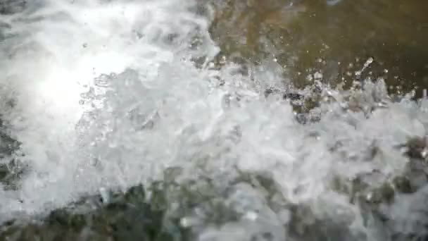 Close-up shot van de waterval in slow motion. — Stockvideo