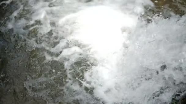 Close-up shot van de rivier van de berg in slow motion. — Stockvideo