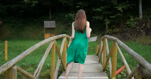 Молодая девушка танцует на деревянном холме . — стоковое видео