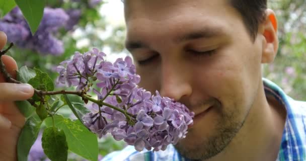 Detailní záběr tvář člověka v lila v rozlišení 4k. — Stock video