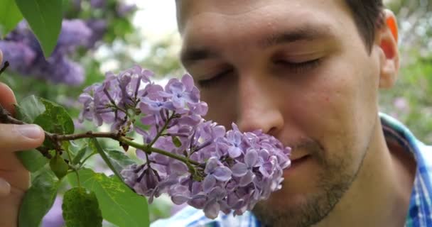 Gros plan visage de l'homme en lilas en 4k . — Video