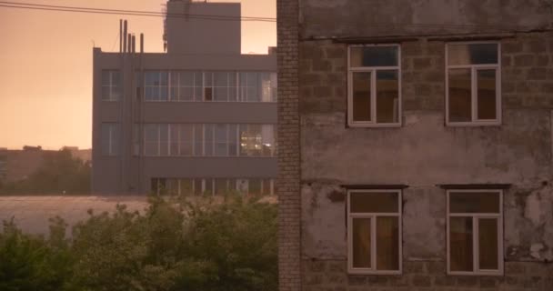 Fenster des alten Büros und Regen in Zeitlupe. — Stockvideo