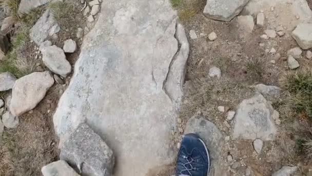 Fußstapfen des Mannes, der in Zeitlupe vom Berg herabsteigt. — Stockvideo