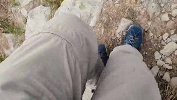 Langkah kaki orang yang turun dari gunung-pov melihat . — Stok Video