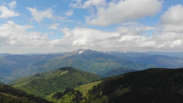 Montagnes des Carpates en Ukraine à une journée ensoleillée - drone . — Video
