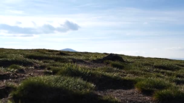 Vue imprenable sur le sommet de la montagne depuis l'autre sommet en 4k . — Video