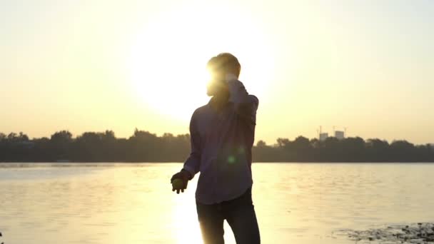 Une Vue Impressionnante Jeune Homme Qui Tient Sur Une Rive — Video