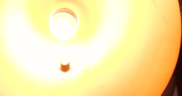 白熱電球が暗い - 4 k で点灯します。. — ストック動画