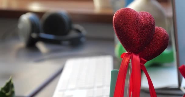 Czerwone serce na drążku w biurze. — Wideo stockowe