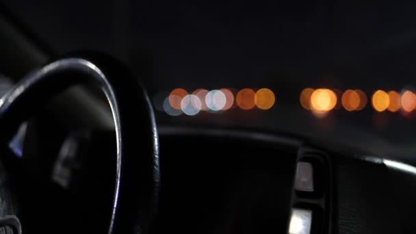 Il volante della vecchia auto alla luce delle luci notturne . — Video Stock