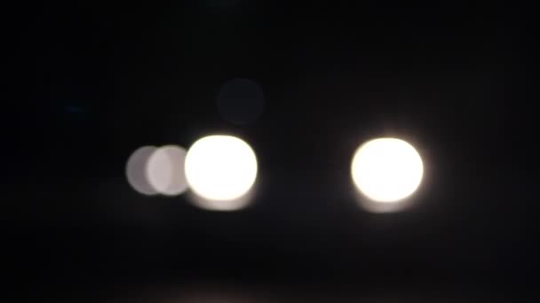 Světlomety Vozidla Mimo Zaměření Noc Akce Reálném Čase — Stock video