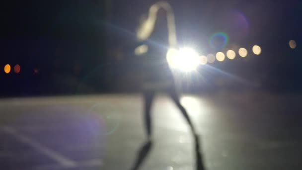 Танцовщица в свете ночи . — стоковое видео