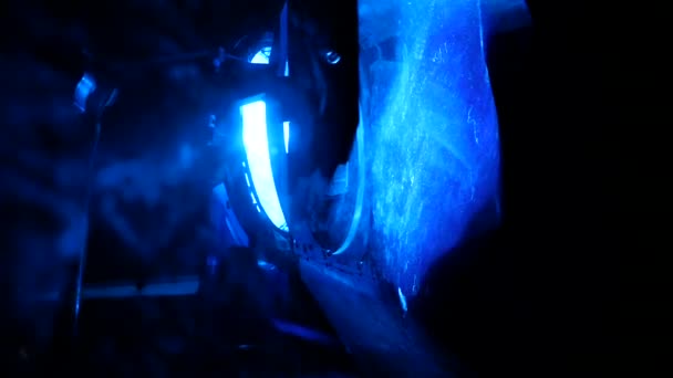 Kék fény szűrő a reflektorfényben - éjszaka. — Stock videók