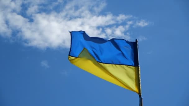 Flaga Ukrainy w zwolnionym tempie działania na słoneczny dzień. — Wideo stockowe