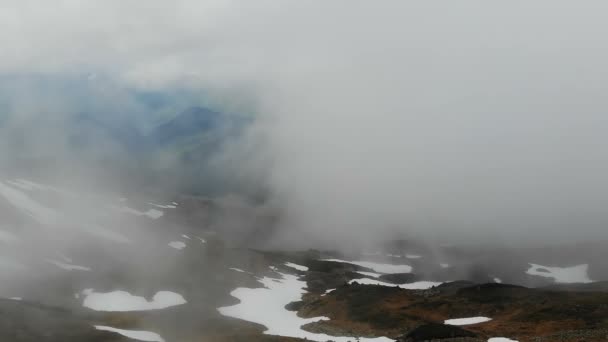 Tiro aéreo del valle de los Cárpatos cubierto de manchas de nieve y niebla — Vídeo de stock