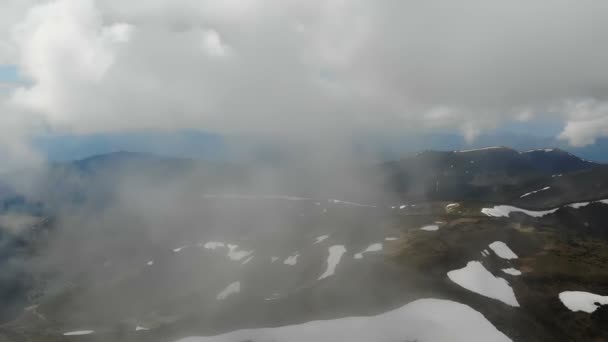 Disparo aéreo de una suave pendiente de una montaña de los Cárpatos bajo neblina borrosa — Vídeo de stock