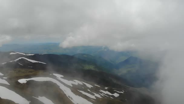 Foto aérea de la cresta de los Cárpatos cubierta de nieve, nubes y niebla — Vídeo de stock