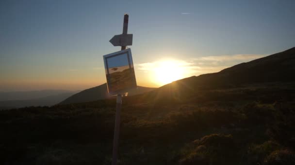 Originale Veduta Cartello Stradale Con Grande Mirino Sui Carpazi Tramonto — Video Stock