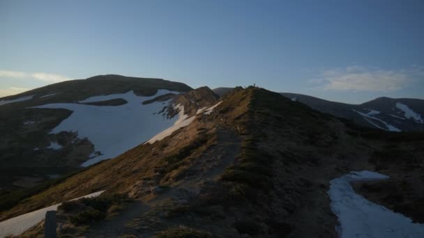 Pan tiro de turistas felizes em pé em um pico nos Cárpatos em slo-mo — Vídeo de Stock