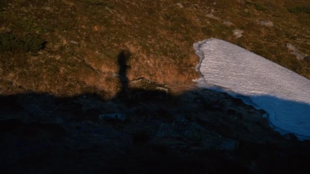 Árnyék egy turista séta és szórakoztató a Kárpátokban a slo-Mo — Stock videók