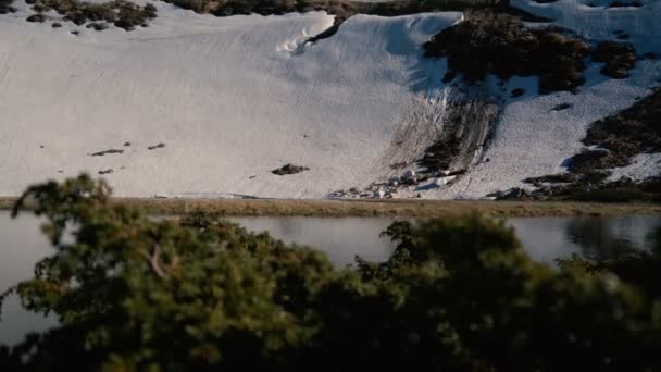 Маленькое озеро с крутым склоном лайма в Карпатах осенью в сло-мо — стоковое видео