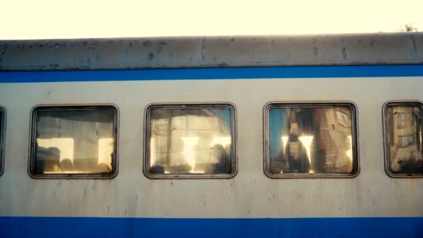 4k - Des gens curieux regardant par les fenêtres d'un train au ralenti — Video