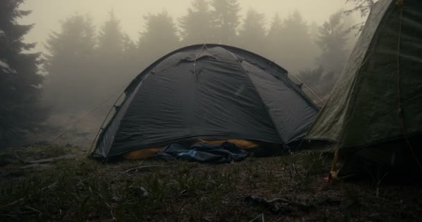 球状の観光テントは、スローモーションでカルパティア山脈の激しい雨の下にあります — ストック動画