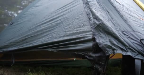 Черная пластиковая крыша, покрытая дождевыми каплями, установленными в Карпатах — стоковое видео