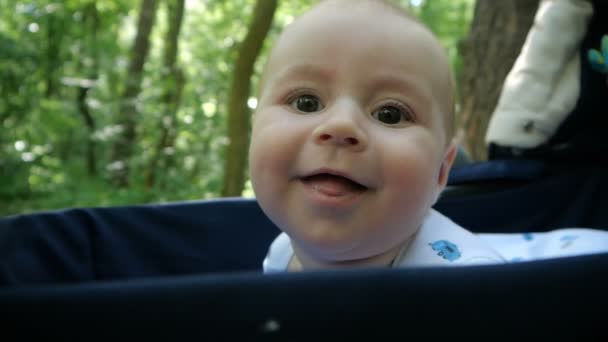 Volto di bambino felice nel passeggino - rallentatore . — Video Stock