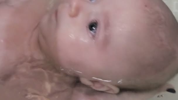 Голова маленького мальчика, который принимает ванну . — стоковое видео