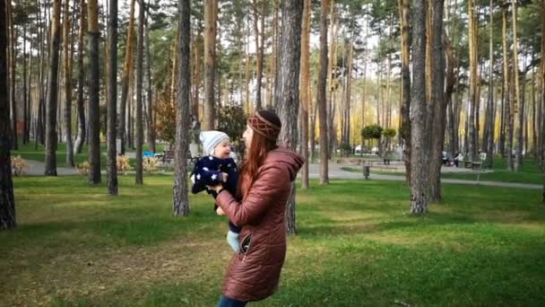 Moeder stijgt kleine jongen in het Park. — Stockvideo