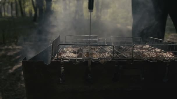 La mano del hombre comprueba la carne en la parrilla  . — Vídeo de stock