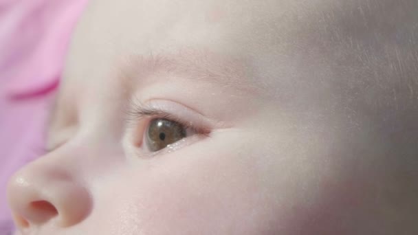 スローモーションで小さな赤ちゃんの目のクローズアップショット. — ストック動画