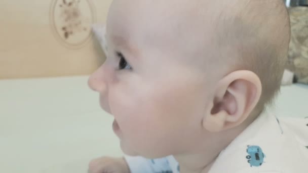 Happy baby liegen en glimlachen vrolijk aan zijn mooie moeder — Stockvideo