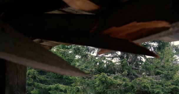 Auld drewniany dach jest uszkodzony i wymaga mocowania w Karpatach w SLO-mo — Wideo stockowe