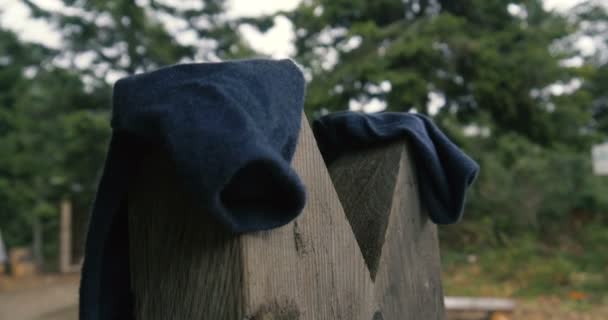 Vlněné ponožky jsou umístěny na dřevěném kříži v Karpatech v slo-mo — Stock video