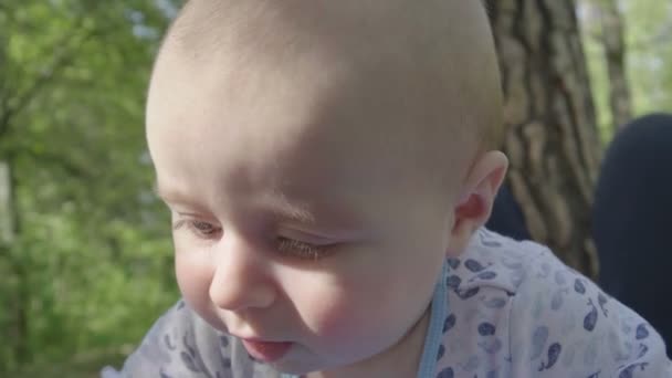 4k cámara lenta - niño pequeño sonríe en el bosque . — Vídeo de stock