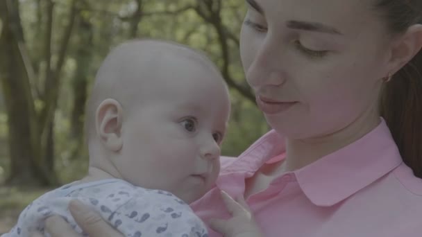 Close-up shot van de mothercare in het Park-Slow Motion. — Stockvideo