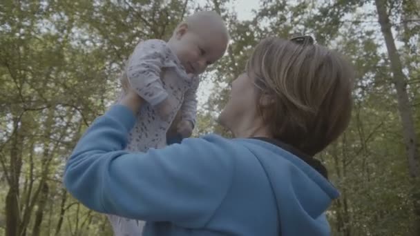 Großmutter hebt ab und küsst glückliches Baby in Zeitlupe 4k. — Stockvideo