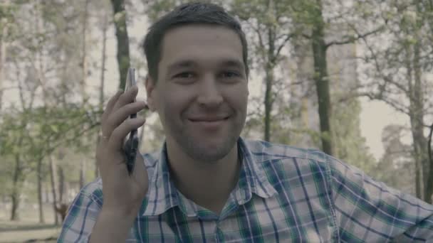 Człowiek z zabawną twarzą powiedzieć cześć na telefon w zwolnionym tempie. — Wideo stockowe