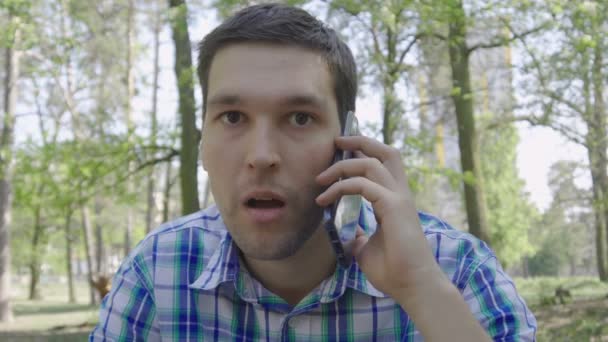 4k スローモーション-男は電話で話し、ショックを持っています. — ストック動画