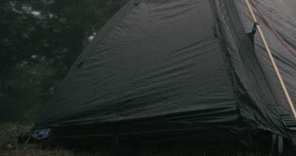黒の観光テントはのスローモーションでカルパティア山脈の風の爆発の下で手を振っています — ストック動画